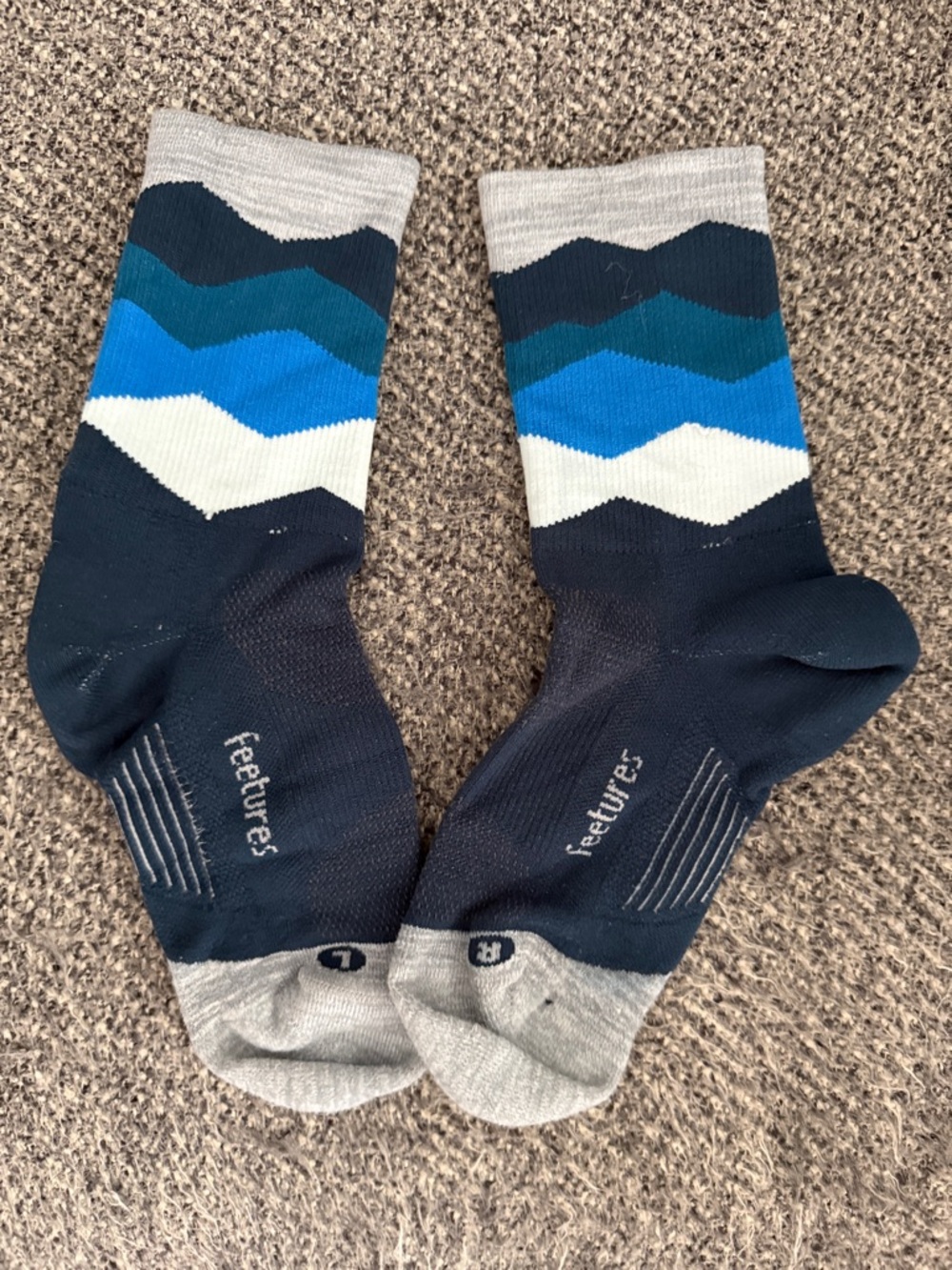 Feetures mini crew Performance Socks unisex size medium